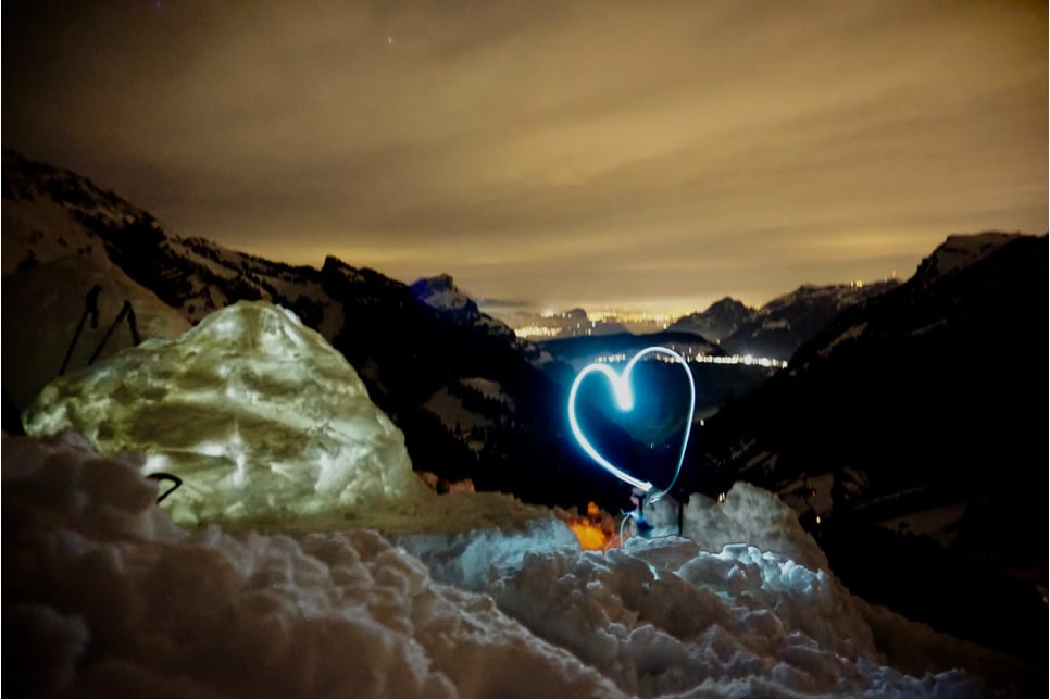 Iglu Übernachtung Ein von innen beleuchtetes Iglu bei Nacht im Lidernengebiet, Schweiz.
