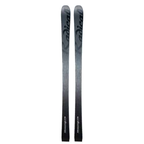 Auf der Piste präzise, daneben souverän – der Allmountain-Ski mit 84 mm unter der Bindung.